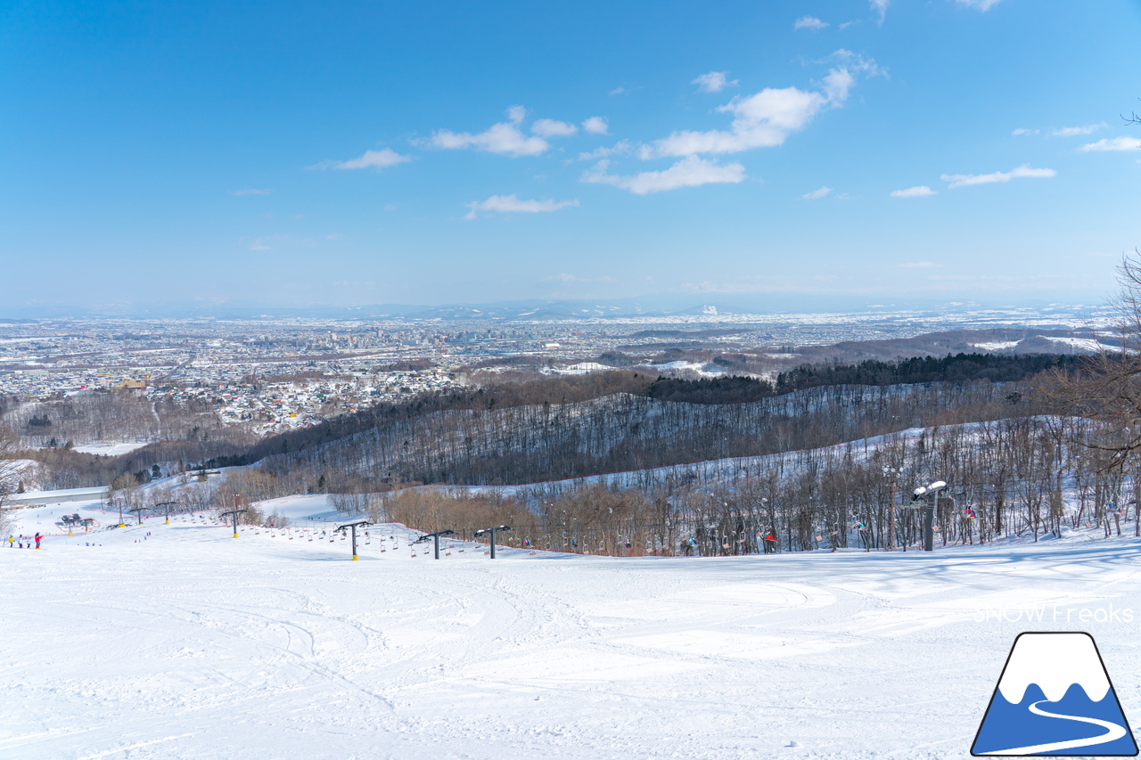 旭川サンタプレゼントパーク・マロースゲレンデ｜旭川市の街並みの向こうに北海道最高峰「旭岳」を望む大パノラマ。旭川市民御用達の絶景ゲレンデへ！